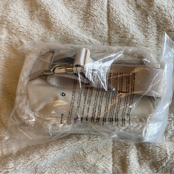 NWT Lululemon Exclusive New Year Fleece Everywhere Belt Bag - Picture 2 of 9